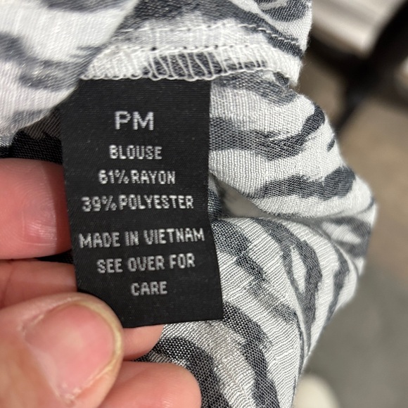 129  NWT  I. N. Studio Women's Black and White Patterned Top. SzPM - Picture 10 of 11